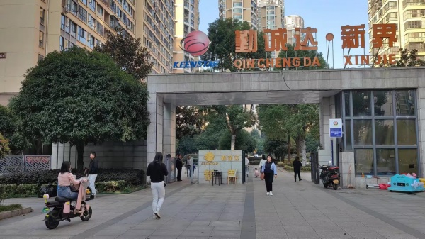 GA112罐子岭地铁口小区出入口日营6k左右生鲜店低价转让 GA112罐子岭地铁口小区出入口日营6k左右生鲜店低价转让