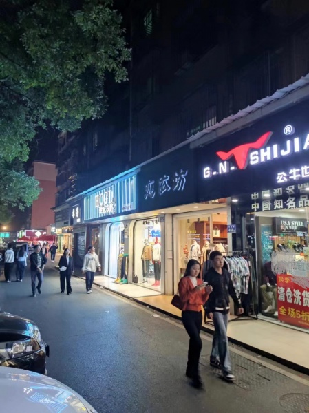 MF47 空转!芙蓉区扬帆小区正门口46平店铺(除餐饮明火) MF47 空转!芙蓉区扬帆小区正门口46平店铺(除餐饮明火)