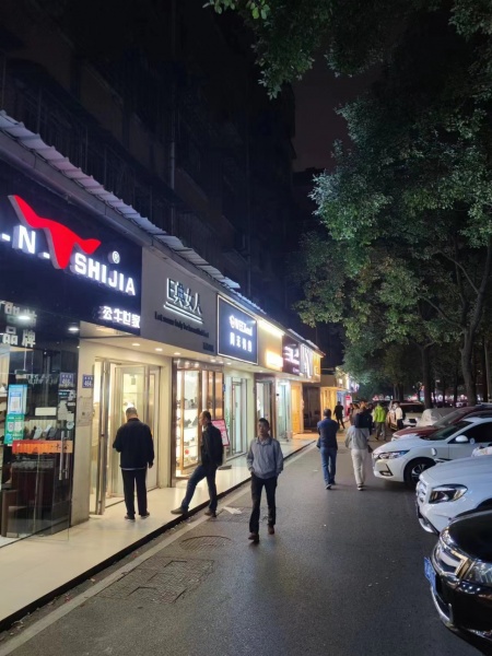 MF47 空转!芙蓉区扬帆小区正门口46平店铺(除餐饮明火) MF47 空转!芙蓉区扬帆小区正门口46平店铺(除餐饮明火)