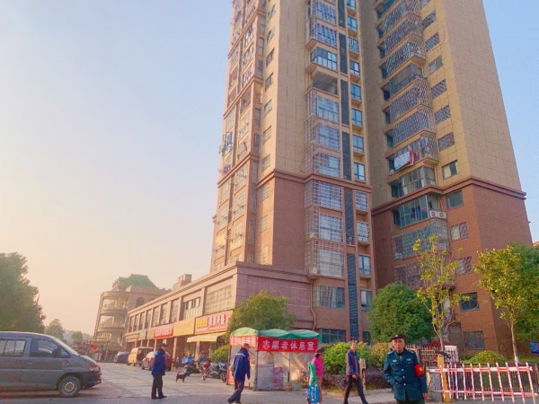 dK232小区出入口旁.暮云商圈鑫天格林香山临街餐馆转让 dK232小区出入口旁.暮云商圈鑫天格林香山临街餐馆转让