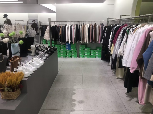 64155雨花区砂子塘地铁口无押金270平服装店低价转让(可空转) 64155雨花区砂子塘地铁口无押金270平服装店低价转让(可空转)