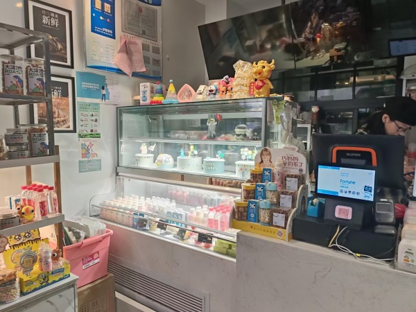 84223 开福区万国城三期正门口 糕点店优价转让(可空转) 84223 开福区万国城三期正门口 糕点店优价转让(可空转)