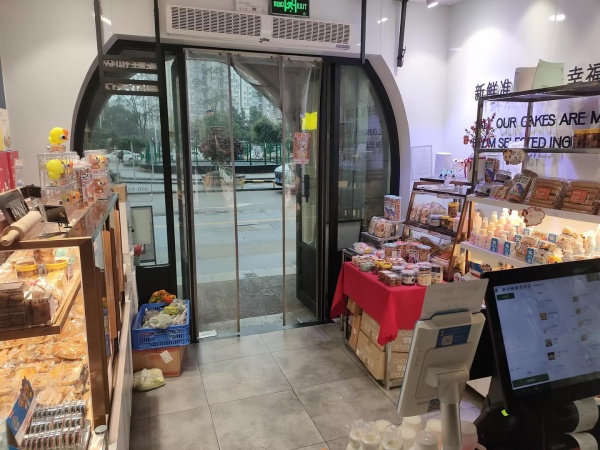 84223 开福区万国城三期正门口 糕点店优价转让(可空转) 84223 开福区万国城三期正门口 糕点店优价转让(可空转)