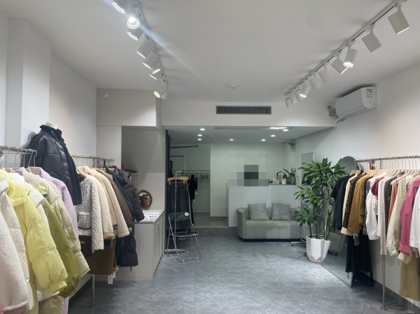 84382 急转!新华联梦想城电梯口服装店带阁楼可空转 84382 急转!新华联梦想城电梯口服装店带阁楼可空转