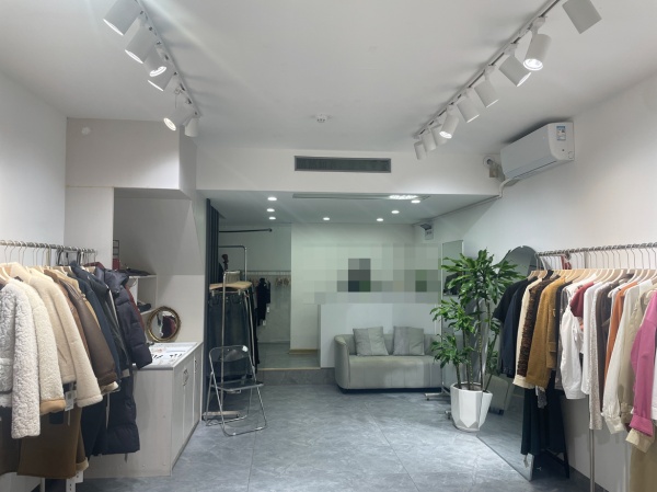 84382 急转!新华联梦想城电梯口服装店带阁楼可空转 84382 急转!新华联梦想城电梯口服装店带阁楼可空转