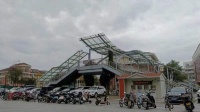 YF182两所xue校旁边公交车站对面大型小区临街水果店优转YF182