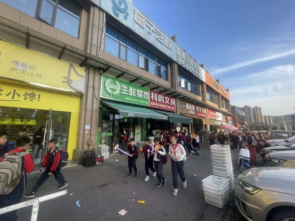 (已转)543265大型小区出入口学校正对面130平零食便利店优价转 (已转)543265大型小区出入口学校正对面130平零食便利店优价转