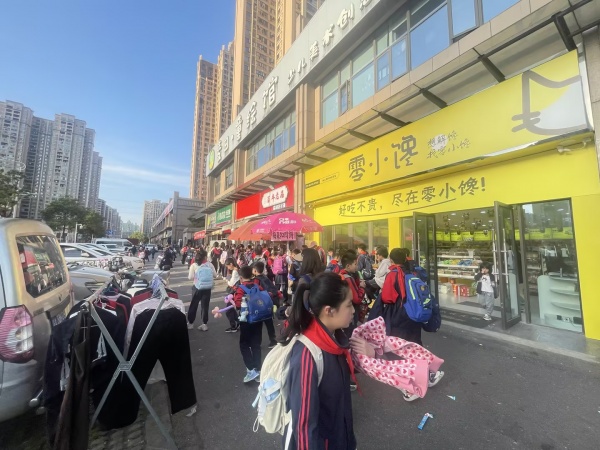 (已转)543265大型小区出入口学校正对面130平零食便利店优价转 (已转)543265大型小区出入口学校正对面130平零食便利店优价转