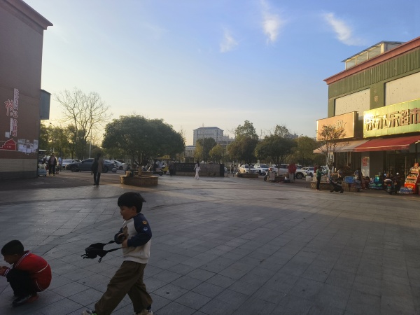843264岳麓区大型小区出入口转角220平店铺转让(只接受空转) 843264岳麓区大型小区出入口转角220平店铺转让(只接受空转)
