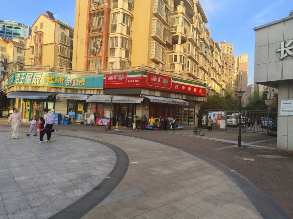 843264岳麓区大型小区出入口转角220平店铺转让(只接受空转) 843264岳麓区大型小区出入口转角220平店铺转让(只接受空转)