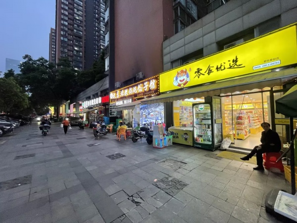 84472 北辰小区出入口日营6k+品牌零食店转让 84472 北辰小区出入口日营6k+品牌零食店转让