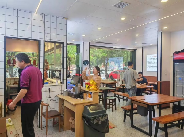 844117 芙蓉区政府地铁口100平港式烧腊店优价转让 844117 芙蓉区政府地铁口100平港式烧腊店优价转让