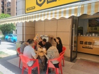 844247 多个成熟小区门口拐角双门头品牌卤味小吃店低价优转（可空转）