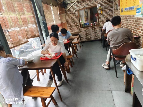 845219 月入2万5以上麓谷工业园出入口临街精装餐馆优价转让 845219 月入2万5以上麓谷工业园出入口临街精装餐馆优价转让