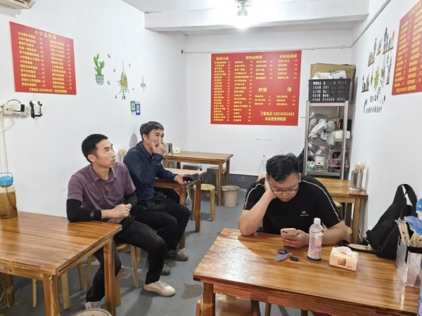84725 4.5万急转核心商圈麓谷国际工业园出入口拐角门面 84725 4.5万急转核心商圈麓谷国际工业园出入口拐角门面