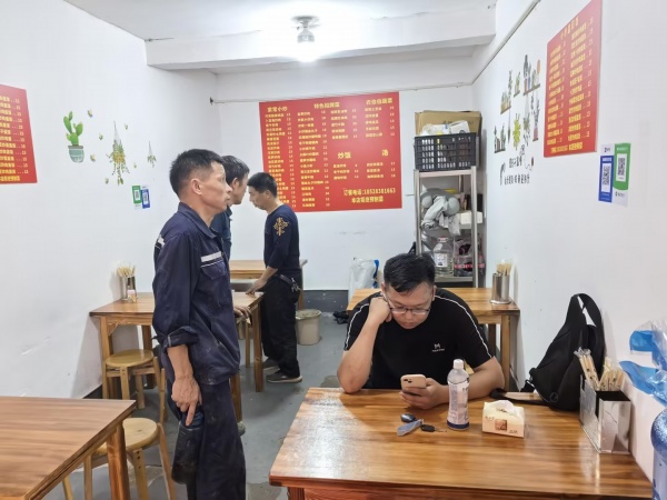 84725 4.5万急转核心商圈麓谷国际工业园出入口拐角门面 84725 4.5万急转核心商圈麓谷国际工业园出入口拐角门面