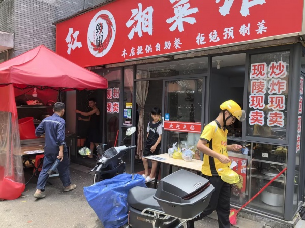 84725 4.5万急转核心商圈麓谷国际工业园出入口拐角门面 84725 4.5万急转核心商圈麓谷国际工业园出入口拐角门面