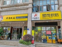 74728小区出入口临街158平品牌零食店转让（可空转无限制