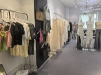 847134 火爆！五一广场五一新干线服装店带装修1.68w低价空转无限制！