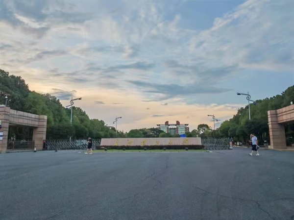 74813天心区大学旁高档小区临街330平餐饮门店低价转让 74813天心区大学旁高档小区临街330平餐饮门店低价转让