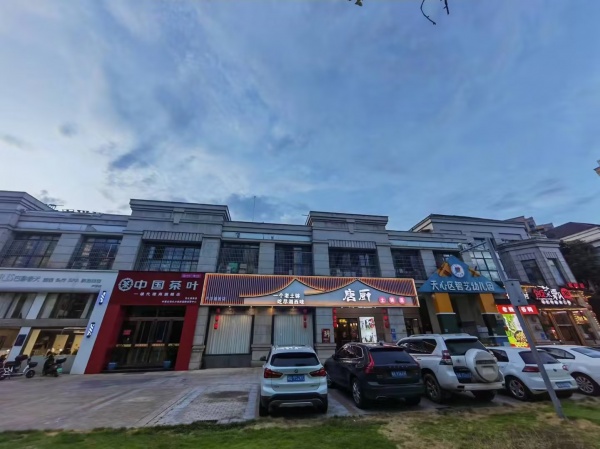 74813天心区大学旁高档小区临街330平餐饮门店低价转让 74813天心区大学旁高档小区临街330平餐饮门店低价转让