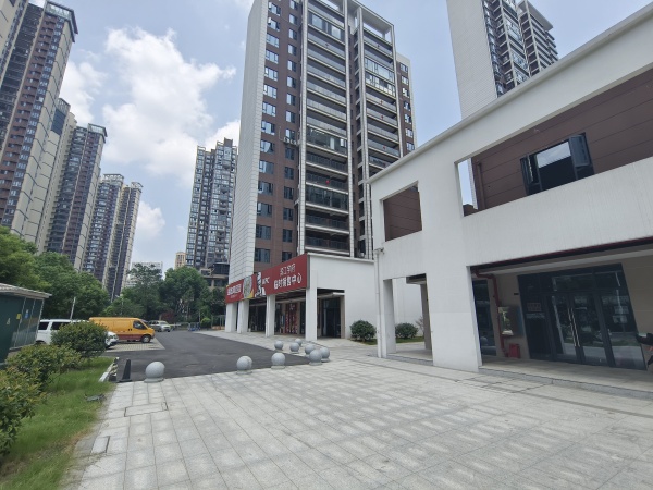 84906 学校旁!滨江学府出入口120平拐角门面(可分租) 84906 学校旁!滨江学府出入口120平拐角门面(可分租)