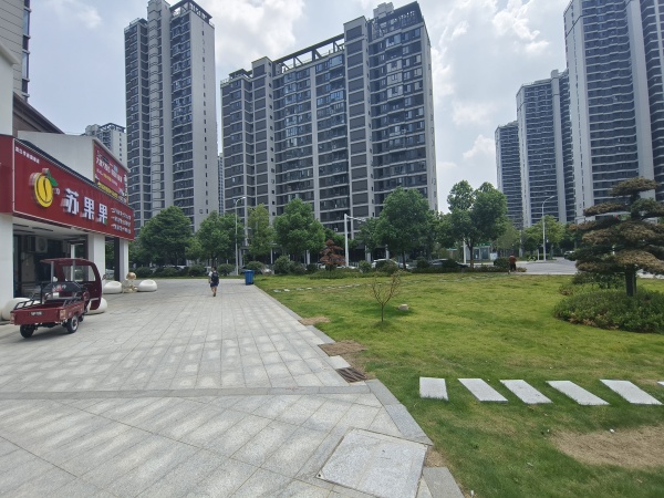 84906 学校旁!滨江学府出入口120平拐角门面(可分租) 84906 学校旁!滨江学府出入口120平拐角门面(可分租)