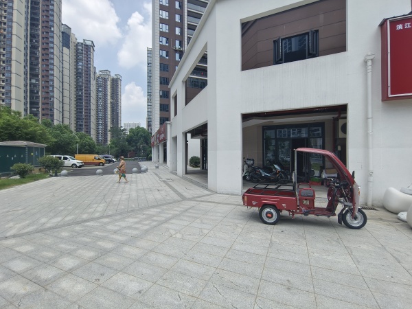 84906 学校旁!滨江学府出入口120平拐角门面(可分租) 84906 学校旁!滨江学府出入口120平拐角门面(可分租)