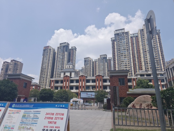 84906 学校旁!滨江学府出入口120平拐角门面(可分租) 84906 学校旁!滨江学府出入口120平拐角门面(可分租)
