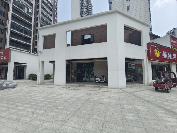 84906 学校旁!滨江学府出入口120平拐角门面(可分租) 84906 学校旁!滨江学府出入口120平拐角门面(可分租)