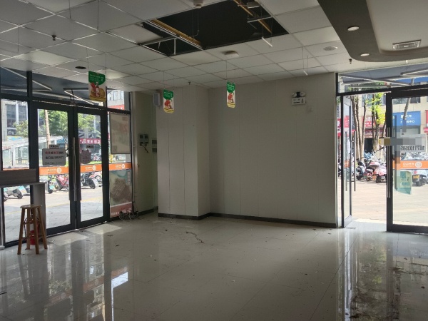7410350转让费出租 写字楼地铁口拐角头铺,绝家位置 7410350转让费出租 写字楼地铁口拐角头铺,绝家位置