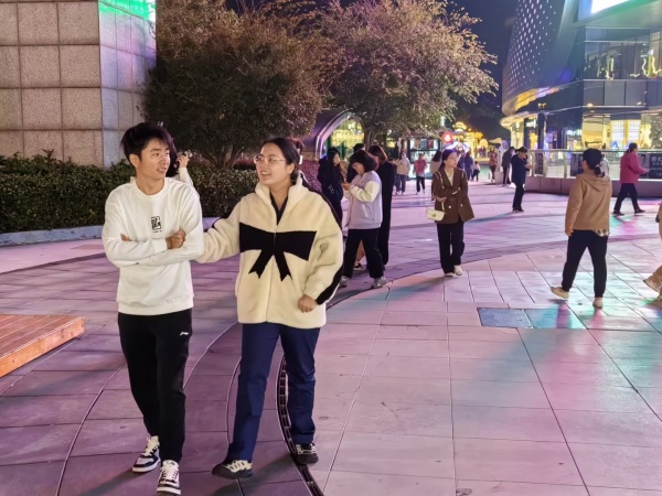 8410171 直租!金茂揽秀城商场内投资了30多万美发沙龙店 8410171 直租!金茂揽秀城商场内投资了30多万美发沙龙店
