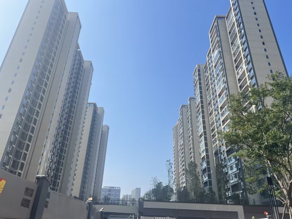 6410224雨花区1600户高端小区唯一出入口头铺二铺门面出租:优先考虑便利店、超市、水果、生鲜。 6410224雨花区1600户高端小区唯一出入口头铺二铺门面出租:优先考虑便利店、超市、水果、生鲜。