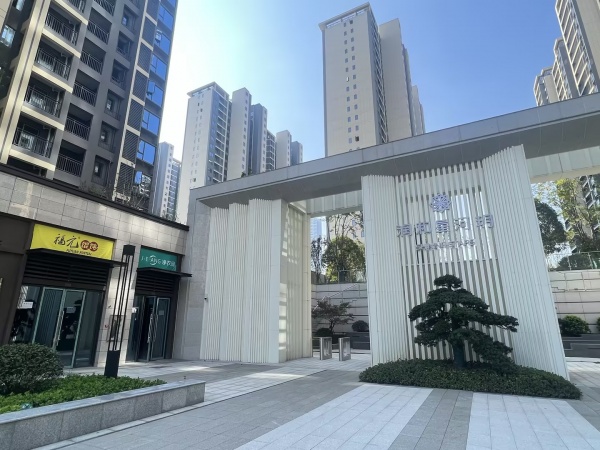 6410224雨花区1600户高端小区唯一出入口头铺二铺门面出租:优先考虑便利店、超市、水果、生鲜。 6410224雨花区1600户高端小区唯一出入口头铺二铺门面出租:优先考虑便利店、超市、水果、生鲜。