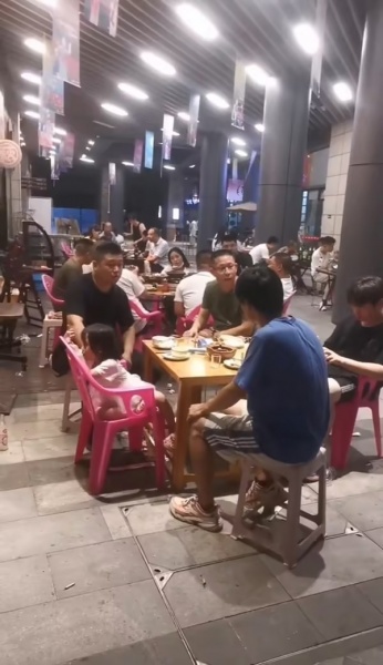 841156 岳麓区阳光100商圈80平拐角餐馆优价急转,可外摆 841156 岳麓区阳光100商圈80平拐角餐馆优价急转,可外摆