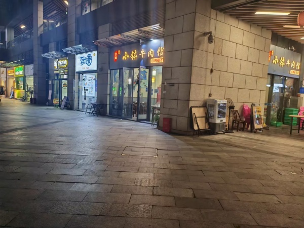 841156 岳麓区阳光100商圈80平拐角餐馆优价急转,可外摆 841156 岳麓区阳光100商圈80平拐角餐馆优价急转,可外摆