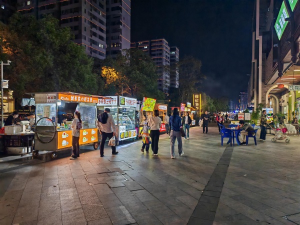841156 岳麓区阳光100商圈80平拐角餐馆优价急转,可外摆 841156 岳麓区阳光100商圈80平拐角餐馆优价急转,可外摆