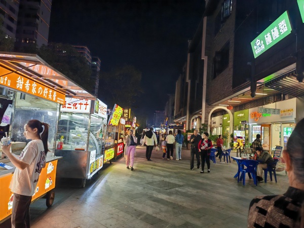 841156 岳麓区阳光100商圈80平拐角餐馆优价急转,可外摆 841156 岳麓区阳光100商圈80平拐角餐馆优价急转,可外摆