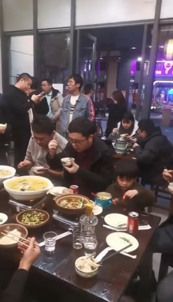 841156 岳麓区阳光100商圈80平拐角餐馆优价急转,可外摆 841156 岳麓区阳光100商圈80平拐角餐馆优价急转,可外摆