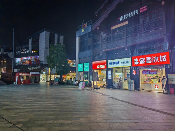 841156 岳麓区阳光100商圈80平拐角餐馆优价急转,可外摆 841156 岳麓区阳光100商圈80平拐角餐馆优价急转,可外摆