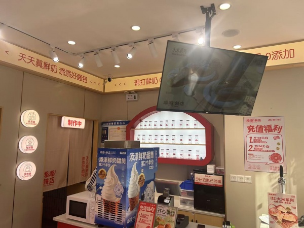 841174 转租!地铁口富兴时代一层美食街拐角75平店铺 841174 转租!地铁口富兴时代一层美食街拐角75平店铺