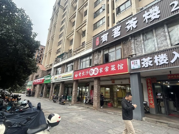 8411137 直租!大托地铁口临街180平日营5千餐饮店 8411137 直租!大托地铁口临街180平日营5千餐饮店