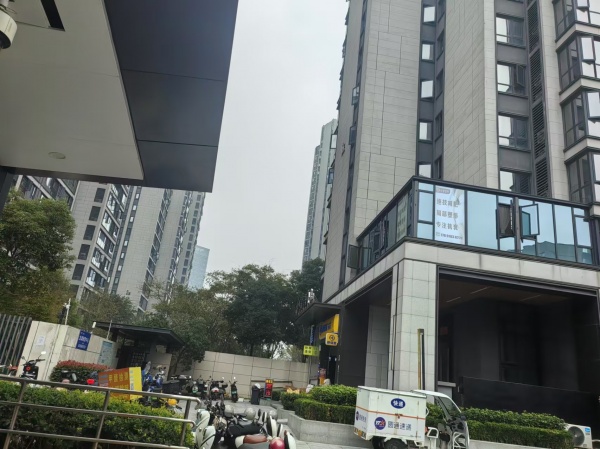 7411141洋湖新城地铁口旁公寓写字楼下美发美容养生店急转 7411141洋湖新城地铁口旁公寓写字楼下美发美容养生店急转
