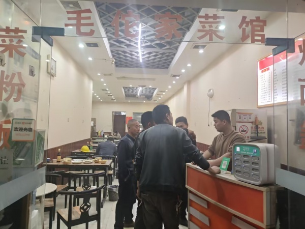 841201 学校对面!2.8万低价转天心区新开铺日营4千左右餐馆 841201 学校对面!2.8万低价转天心区新开铺日营4千左右餐馆