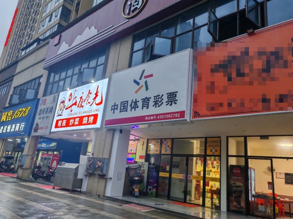 841263 直租!没有转让费!!! 20多万的新店雨花区140平餐馆 841263 直租!没有转让费!!! 20多万的新店雨花区140平餐馆