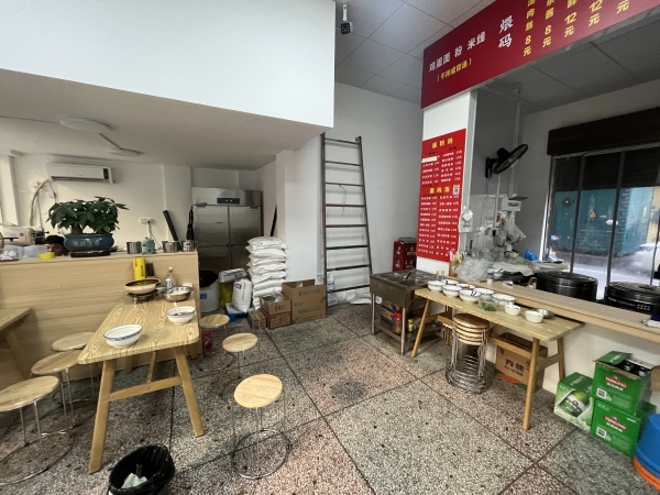 841297 火爆!城西小区临街74平粉面店优价转让 841297 火爆!城西小区临街74平粉面店优价转让