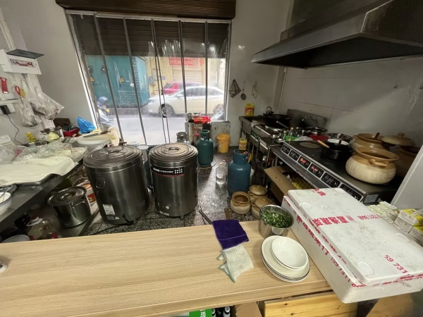 841297 火爆!城西小区临街74平粉面店优价转让 841297 火爆!城西小区临街74平粉面店优价转让