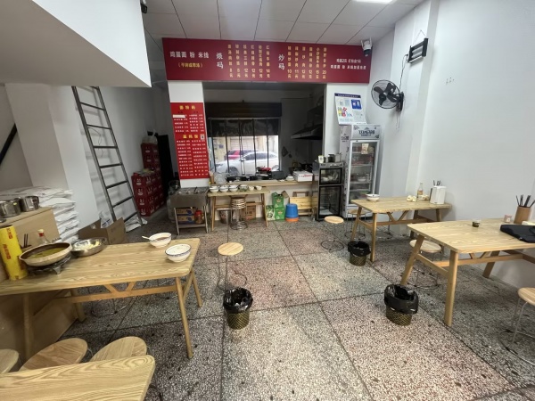 841297 火爆!城西小区临街74平粉面店优价转让 841297 火爆!城西小区临街74平粉面店优价转让