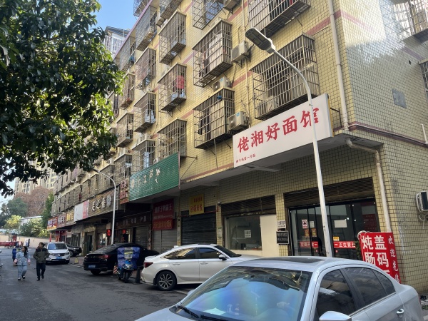 841297 火爆!城西小区临街74平粉面店优价转让 841297 火爆!城西小区临街74平粉面店优价转让