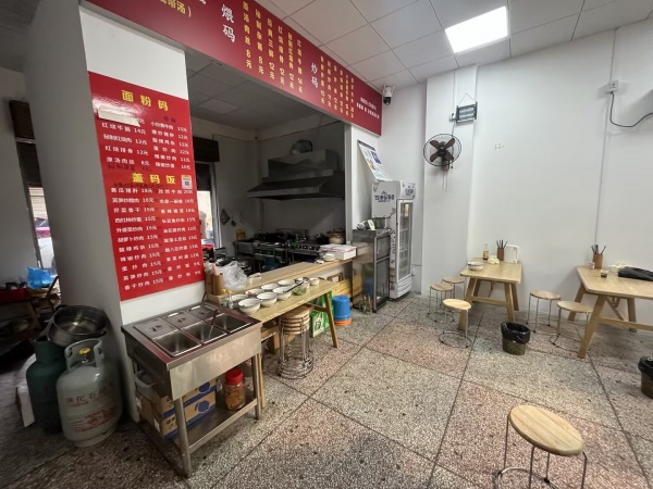 841297 火爆!城西小区临街74平粉面店优价转让 841297 火爆!城西小区临街74平粉面店优价转让